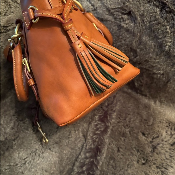 Elegant Tan Leather Handbag - Picture 4 of 13